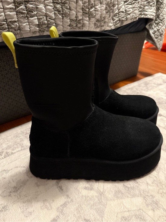 UGG Shoes - NWOT UGG CLASSIC DIPPER BOOT